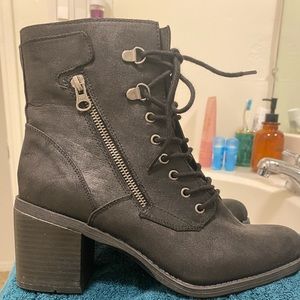 White Mountain size 9 heeled bootie.